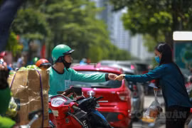 Hoạt động giao hàng, shipper tại Hà Nội: Không nên cấm nhưng vẫn phải quản chặt!