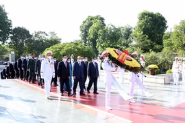 Lãnh đạo Đảng, Nhà nước đặt vòng hoa, tưởng niệm các Anh hùng liệt sĩ