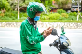 Tăng thuế với tiền thưởng của tài xế xe công nghệ từ 1/8, có nên?