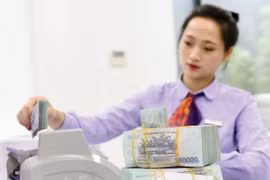 Bất chấp dịch Covid-19, thu nhập nhân viên ngân hàng vẫn tăng mạnh