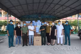 Báo Nhà báo và Công luận cùng mạnh thường quân tặng quà khu cách ly phòng, chống dịch Covid - 19