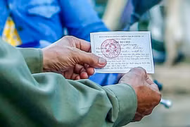 Hà Nội: Người dân được phát thẻ ra khỏi nhà để đi chợ theo các ngày chẵn lẻ