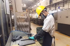 COVID-19 bùng phát lần thứ 4, gần 12.000 doanh nghiệp rút khỏi thị trường
