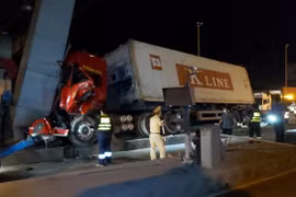 Xe đầu kéo tông vào trạm thu phí, tài xế kẹt cứng trong khoang lái