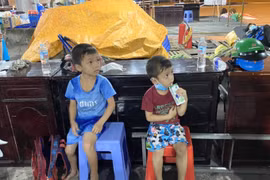Anh trai 8 tuổi dắt theo em 6 tuổi đi bộ từ Hậu Giang lên Cần Thơ tìm cha