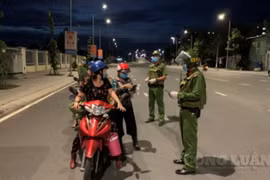 Công an An Giang xuyên đêm tuần tra, xử lý người ra đường không cần thiết
