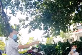 Chủ hãng taxi to tiếng với tổ công tác để “bênh vực” vợ bị lập biên bản xử phạt