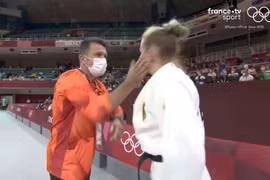Hành động gây chú ý của huấn luyện viên tại Olympic Tokyo 2020