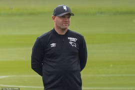 HLV Wayne Rooney vào bóng khiến học trò chấn thương nặng