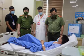 Giám đốc Công an TP Hà Nội thăm hỏi Đại úy bị thương khi làm nhiệm vụ phòng chống dịch