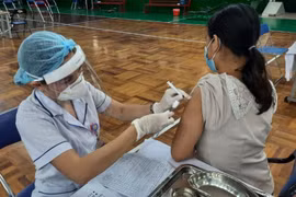 TP.HCM: Quận đầu tiên hoàn thành tiêm vắc xin ngừa COVID-19 cho người dân