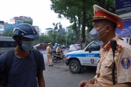 Hà Nội: CSGT tuần tra xử phạt người không đeo khẩu trang