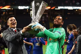 Man Utd chia tay 6 cầu thủ trẻ và Sergio Romero