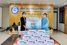 Vinamilk trao tặng 50.000 sản phẩm ColosGold cho con em y bác sĩ tuyến đầu