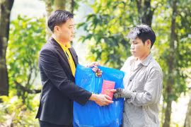 Nam A Bank mang Tết ấm đến bà con vùng lũ tại Trà Leng và Rào Trăng