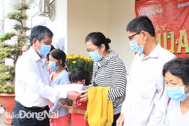 Báo Đồng Nai tặng 220 phần quà tết cho các hộ nghèo có hoàn cảnh khó khăn