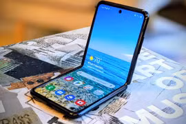Samsung giảm giá bán mẫu điện thoại cao cấp Galaxy Z Flip 5G