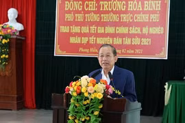 Phó Thủ tướng Trương Hoà Bình trao quà Tết cho các gia đình chính sách Thừa Thiên-Huế