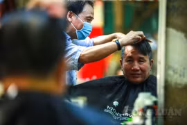 Người dân Hà Nội ùn ùn đi cắt tóc ngay sau khi chỉ thị mới có hiệu lực