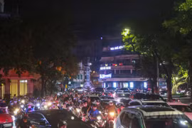 "Biển người" đổ về hồ Gươm đêm Trung thu, khiến nơi đây ùn tắc kéo dài