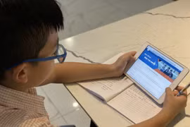 Học trực tuyến hay số hóa hệ thống giáo dục, sự lựa chọn nào cho tương lai?