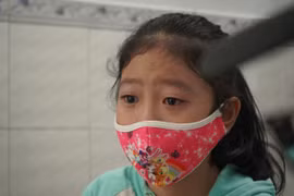 Bé gái 12 tuổi mất mẹ và bà ngoại do Covid-19, sống nhờ vào tình thương của người hàng xóm