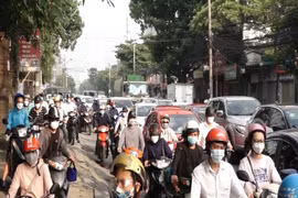 Giao thông Hà Nội đông đúc trở lại trong ngày đầu kết thúc giãn cách