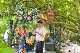 Đàm Vĩnh Hưng trang trí vườn nhà bình yên đón Trung thu