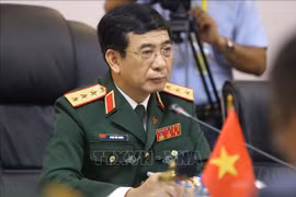 Thượng tướng Phan Văn Giang hội đàm với Bộ trưởng Bộ Quốc phòng Lào