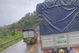 Quảng Trị: Nữ tài xế gây tai nạn liên hoàn, quốc lộ 9 ùn tắc
