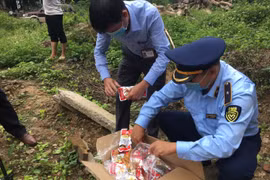 Hà Giang: Tiêu hủy 8.400 gói chân gà nhập lậu từ Trung Quốc