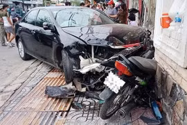 Cư dân mạng bàng hoàng cảnh ô tô mất lái húc văng 5 xe máy
