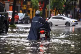 Hà Nội: Mưa lớn khiến nhiều tuyến phố ngập sâu trong "biển nước"