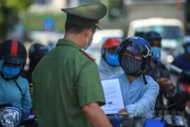 Hà Nội: Người dân không có giấy đi đường, buộc phải quay đầu xe