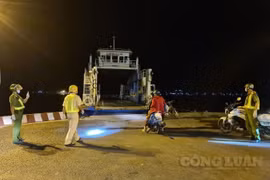 Công an dẫn đường gia đình bị "kẹt" tại phà về nhà an toàn