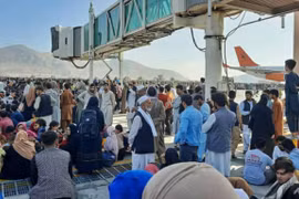 Sân bay Kabul hỗn loạn, năm người thiệt mạng khi cố gắng lên máy bay để rời Afghanistan