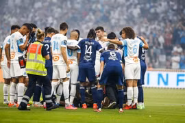 Cầu thủ Ligue 1 bị đột quỵ trong lúc thi đấu