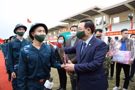 Lãnh đạo TP. Hà Nội tặng hoa, động viên thanh niên lên đường nhập ngũ