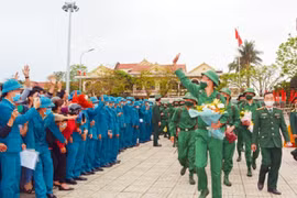Quảng Bình: 952 tân binh hăng hái lên đường nhập ngũ
