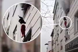 Mẹ thả bốn đứa con từ tòa nhà đang cháy để người lạ đỡ