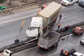 Đường vành đai 3 bị tê liệt khi xe container đâm vào dải phân cách