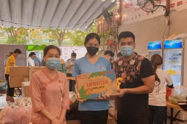 Hoa hậu Tiểu Vy đón sinh nhật giản dị tại bếp ăn từ thiện