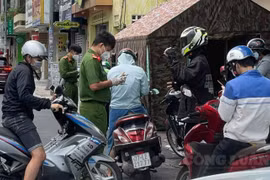 TP. HCM: Lực lượng ưu tiên không cần giấy đi đường khi qua chốt