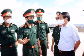 Phó Thủ tướng Lê Văn Thành kiểm tra công tác phòng, chống dịch tại Bệnh viện Quân y 175
