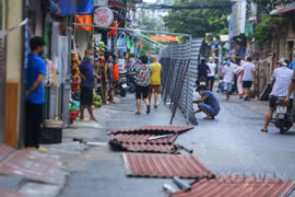 Tháo dỡ “bức tường" tôn chống dịch dài 200m chia đôi một ngõ phố