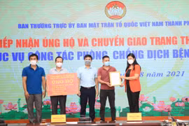 Ủy ban MTTQ Thành phố Hà Nội tiếp nhận và chuyển giao trang thiết bị y tế phòng, chống dịch