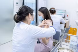 Những vắc xin Covid-19 nào và phác đồ để tiêm cho thai phụ, phụ nữ cho con bú?