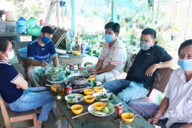 Hiệu trưởng cùng 5 giáo viên tổ chức ăn nhậu trong căn tin trường