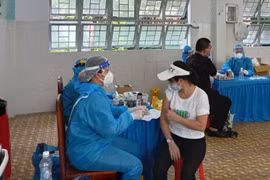 Tiêm vắc xin Covid-19 rồi mới biết mình mang thai thì có nguy hiểm không?