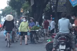 Hà Nội: Bất chấp lệnh giãn cách xã hội, nhiều người vẫn đi chợ cóc, tập thể dục